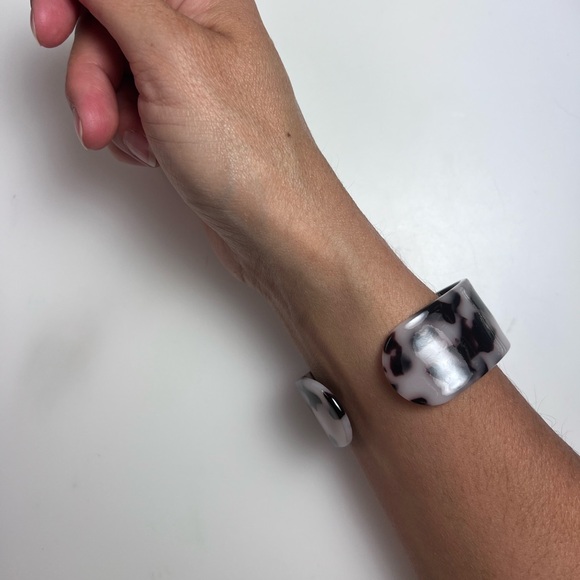 CJLA TORTOISE Cuff Bracelet - Resin Bracelet OS - Picture 2 of 10